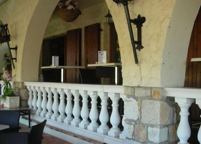 Castel Garoupe Отель 3*