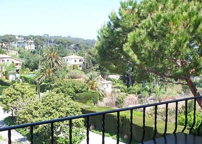 Castel Garoupe Отель Антиб