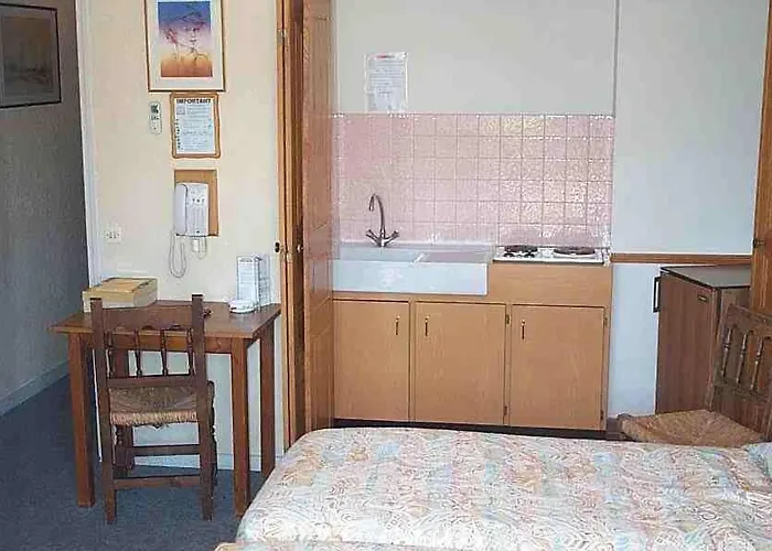 Отель Castel Garoupe 3*