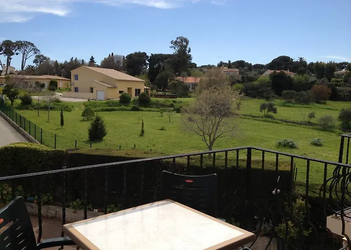 Castel Garoupe Отель